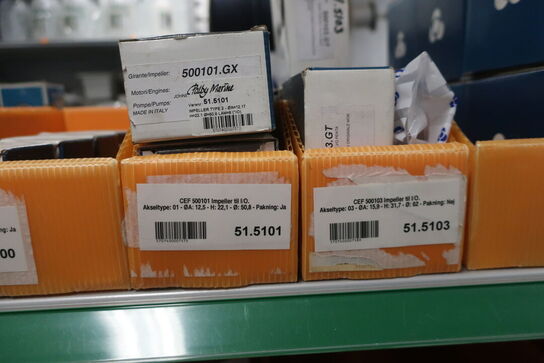 2 stk. hylder med div. varelager