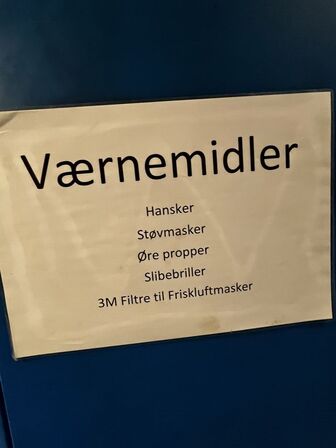 Stålskab med indhold