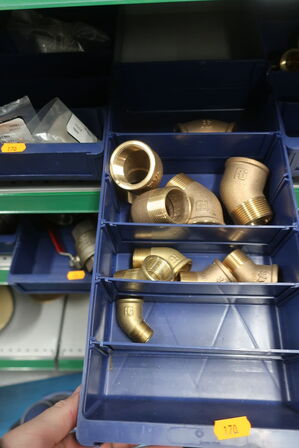 Hylde med div. Fittings