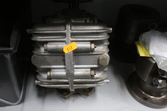 4 stk. hylder med div. varelager