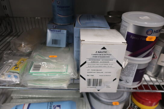 2 stk. hylder med div. Varelager