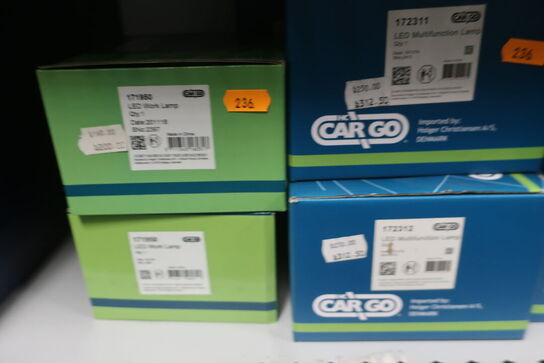 Hylde med div. LED-lamper