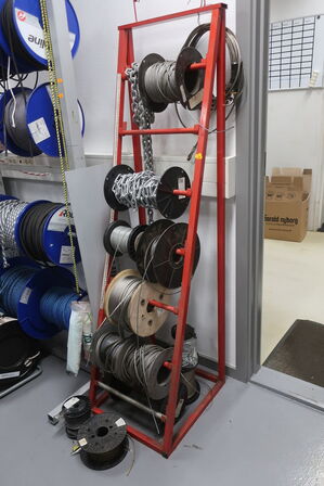 Stand med div. Kabel m.m.
