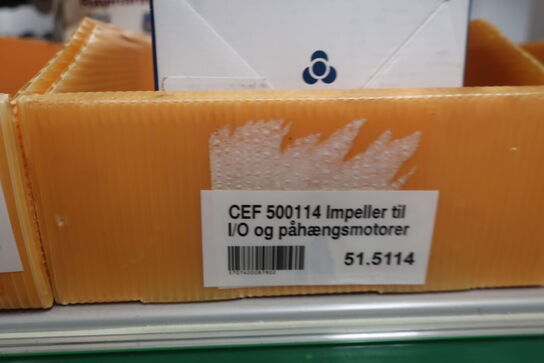 2 stk. hylder med div. varelager