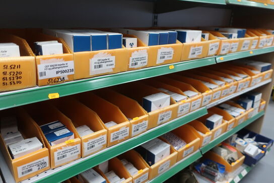 2 stk. hylder med div. varelager