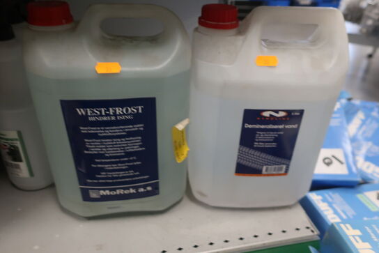 Hylde med div. Olie, benzin m.m.