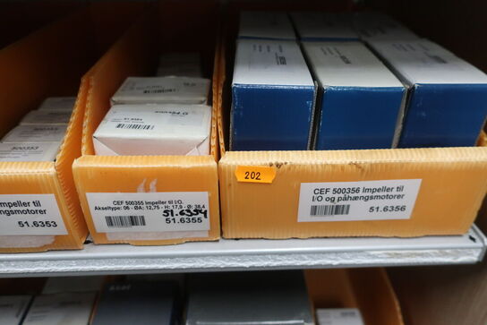 2 stk. hylder med div. varelager