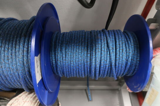 Stand med div. Tov, snor m.m.