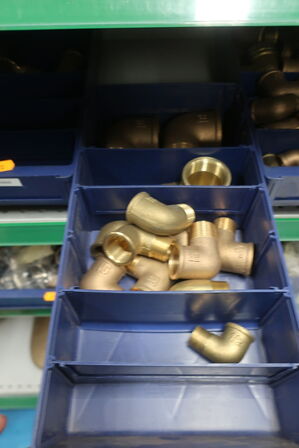 Hylde med div. Fittings