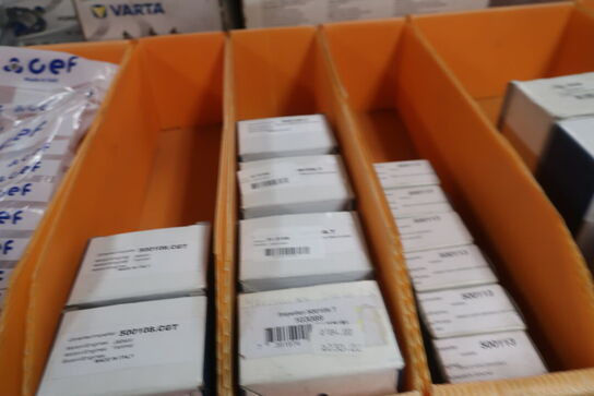 2 stk. hylder med div. varelager