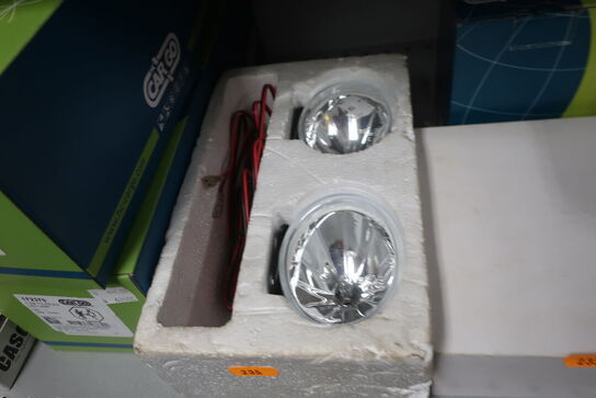 Hylde med div. LED-lamper