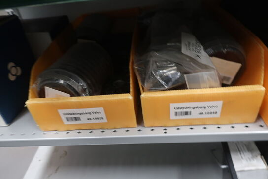 4 stk. hylder med div. varelager