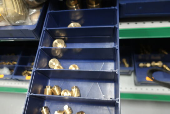 Hylde med div. Fittings