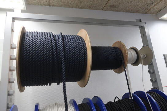 Stand med div. Tov, snor m.m.