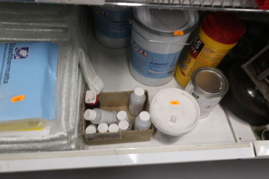 2 stk. hylder med div. Varelager