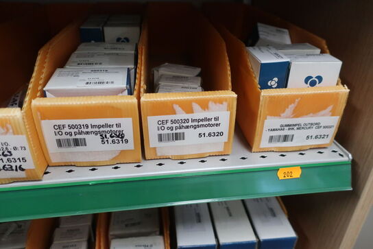 2 stk. hylder med div. varelager