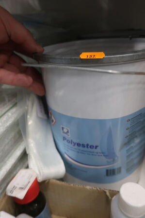 2 stk. hylder med div. Varelager