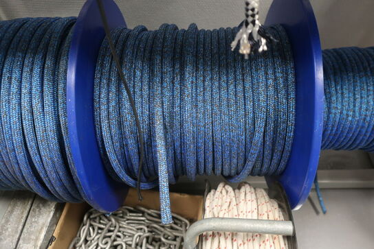 Stand med div. Tov, snor m.m.