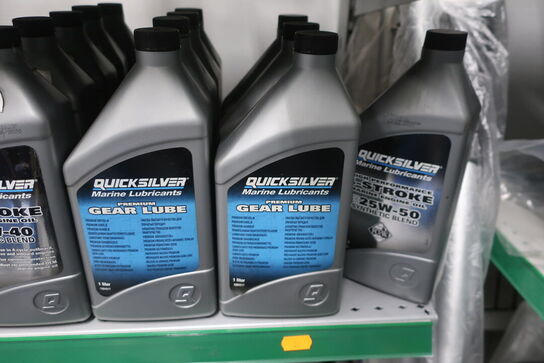 Hylde med div. Plejemidler QUICKSILVER m.fl.