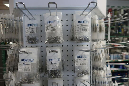 Stand med div. Bolte m.m.