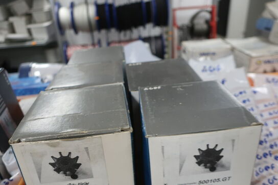 2 stk. hylder med div. varelager