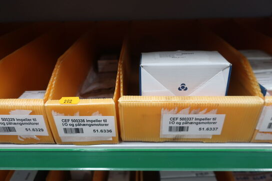 2 stk. hylder med div. varelager