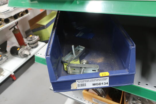 4 stk. hylder med div. varelager