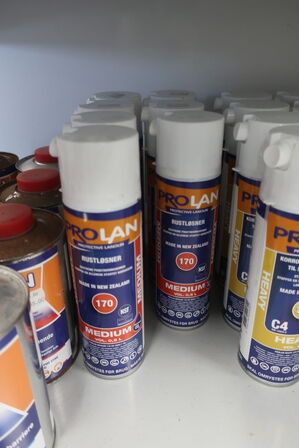 Hylde med div. Plejemidler PRO LAN m.fl.