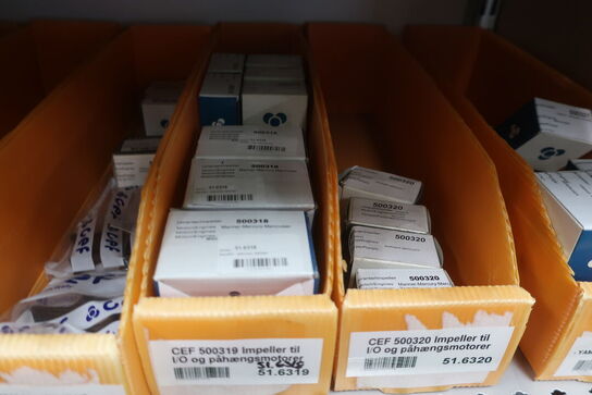 2 stk. hylder med div. varelager