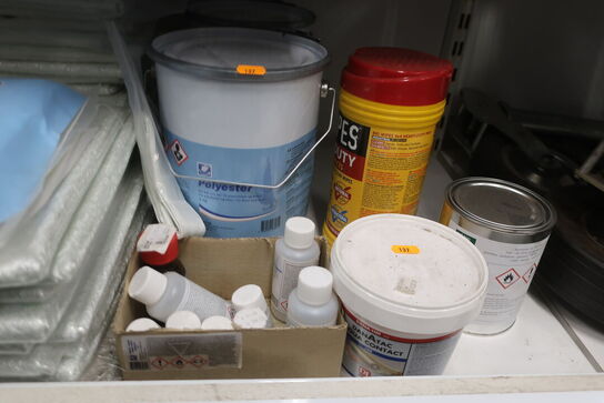 2 stk. hylder med div. Varelager