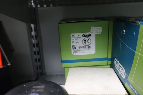 Hylde med div. LED-lamper