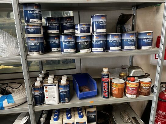 2 stk. Hylder med div. Plejemidler JOTUN m.fl.