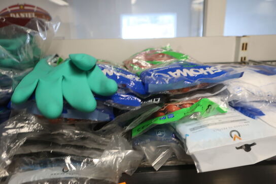 2 stk. hylder med div. Varelager