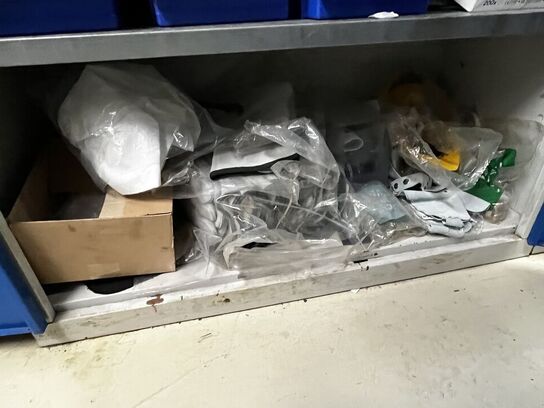 Stålskab med indhold