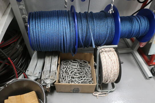 Stand med div. Tov, snor m.m.