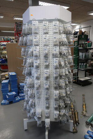 Stand med div. Bolte m.m.