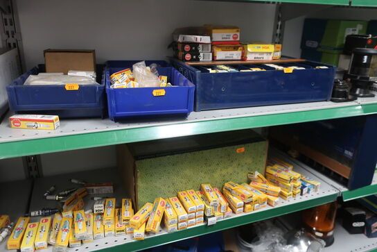 2 stk. hylder med div. varelager