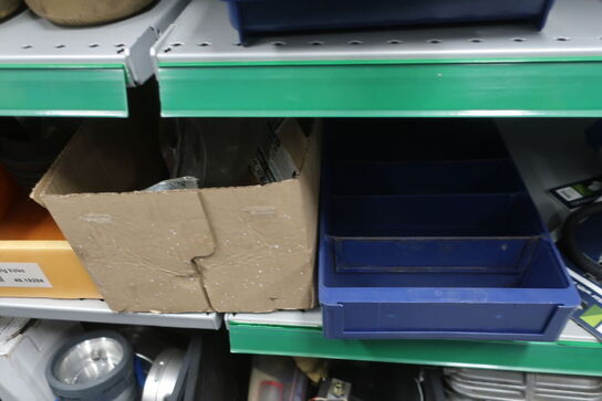 4 stk. hylder med div. varelager