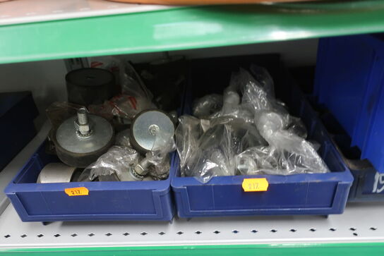 4 stk. hylder med div. varelager