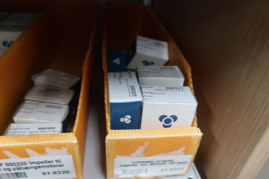 2 stk. hylder med div. varelager