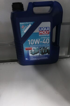 Hylde med div. Olie, kølemiddel LIQUI MOLY, VOLVO PENTA