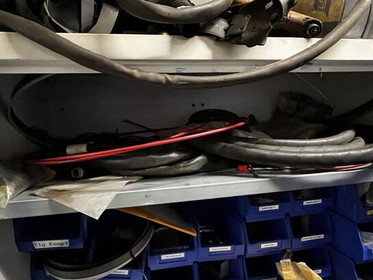 Stålskab med indhold