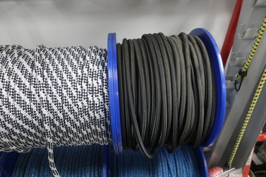 Stand med div. Tov, snor m.m.