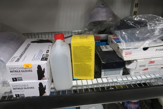 2 stk. hylder med div. Varelager