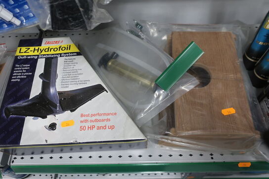 2 stk. hylder med div. Varelager