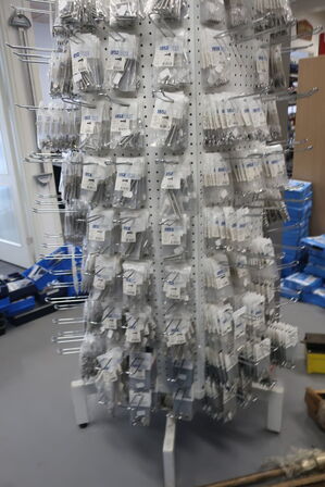 Stand med div. Bolte m.m.