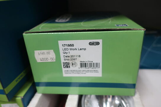 Hylde med div. LED-lamper