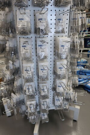 Stand med div. Bolte m.m.