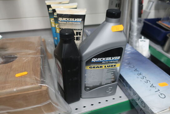 2 stk. hylder med div. Varelager