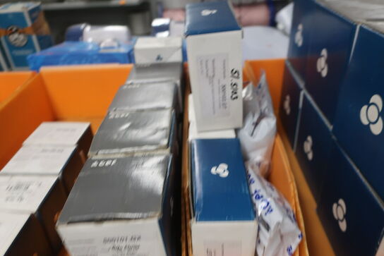 2 stk. hylder med div. varelager